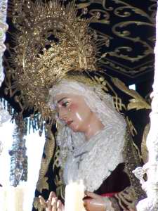 Es la Virgen Titular de la Hermandad del Santo Entierro 